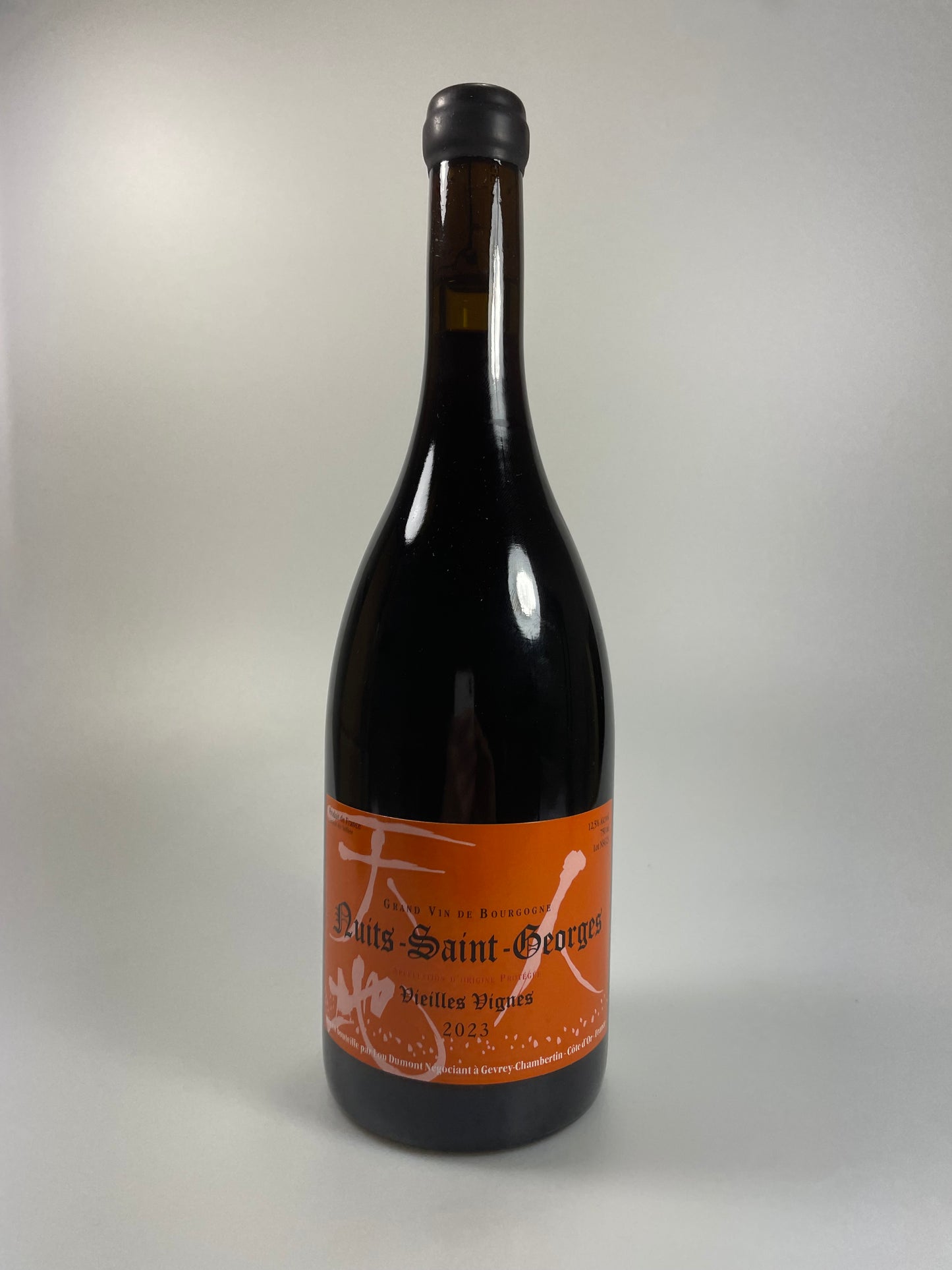 Weinflasche auf weißem Hintergrund Nuits Saint Georges Vieilles Vignes 2023 Lou Dumont
