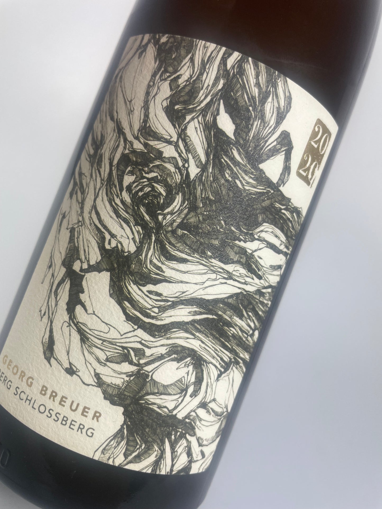 Ganzkörperaufnahme der Riesling‑Flasche 2020 aus dem Rüdesheimer Berg Schlossberg vor neutralem Hintergrund, die Form und Etikett gut sichtbar