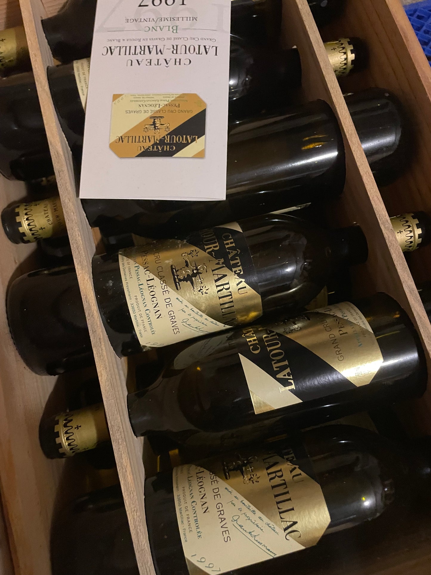 Weinflaschen in Holzkiste