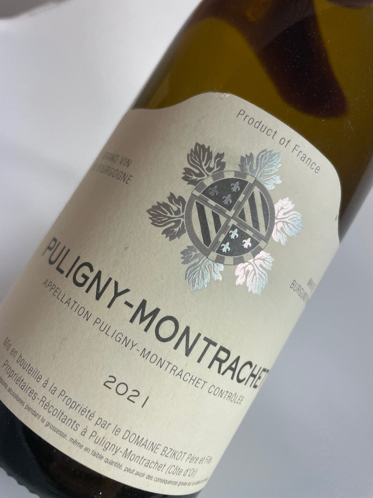 Etikett auf weissem Hintergrund Domaine Bzikot Puligny Montrachet