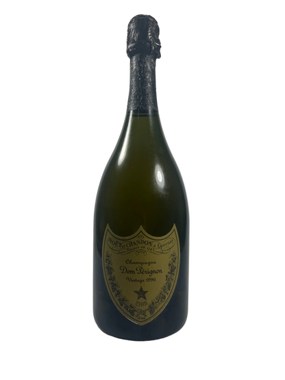 Dom Perignon Flasche auf weißem Hinterrund