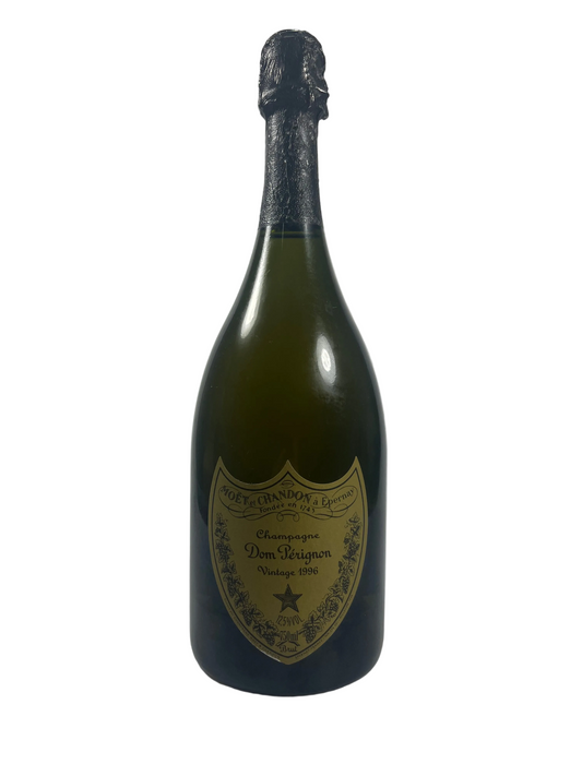 Dom Perignon Flasche auf weißem Hinterrund