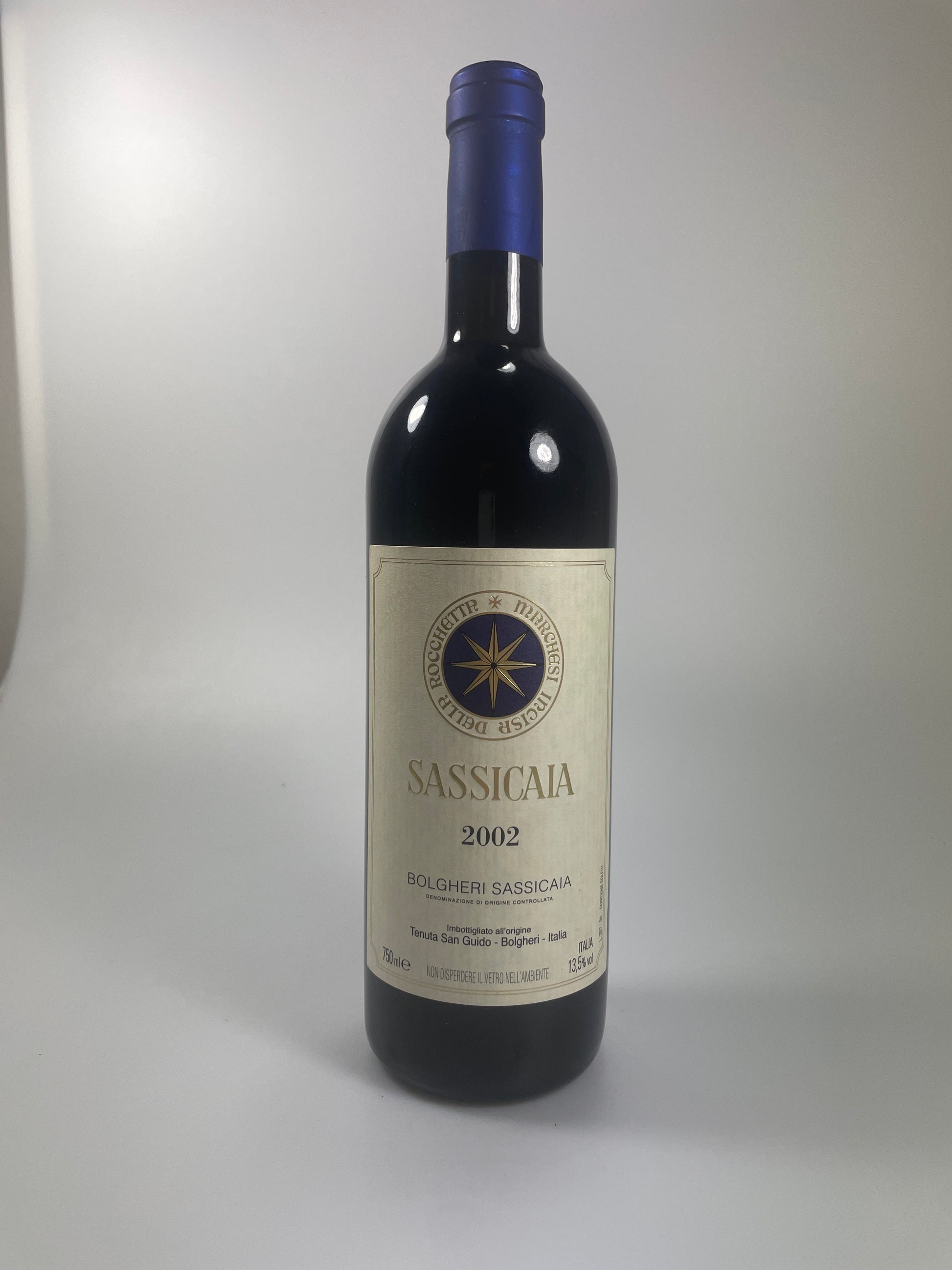 Weinflasche auf weißem Hintergrund