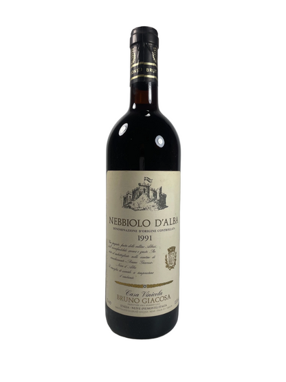 Weinflasche auf weißem Hintergrund Nebbiolo D'Alba 1991 Bruno Giacosa