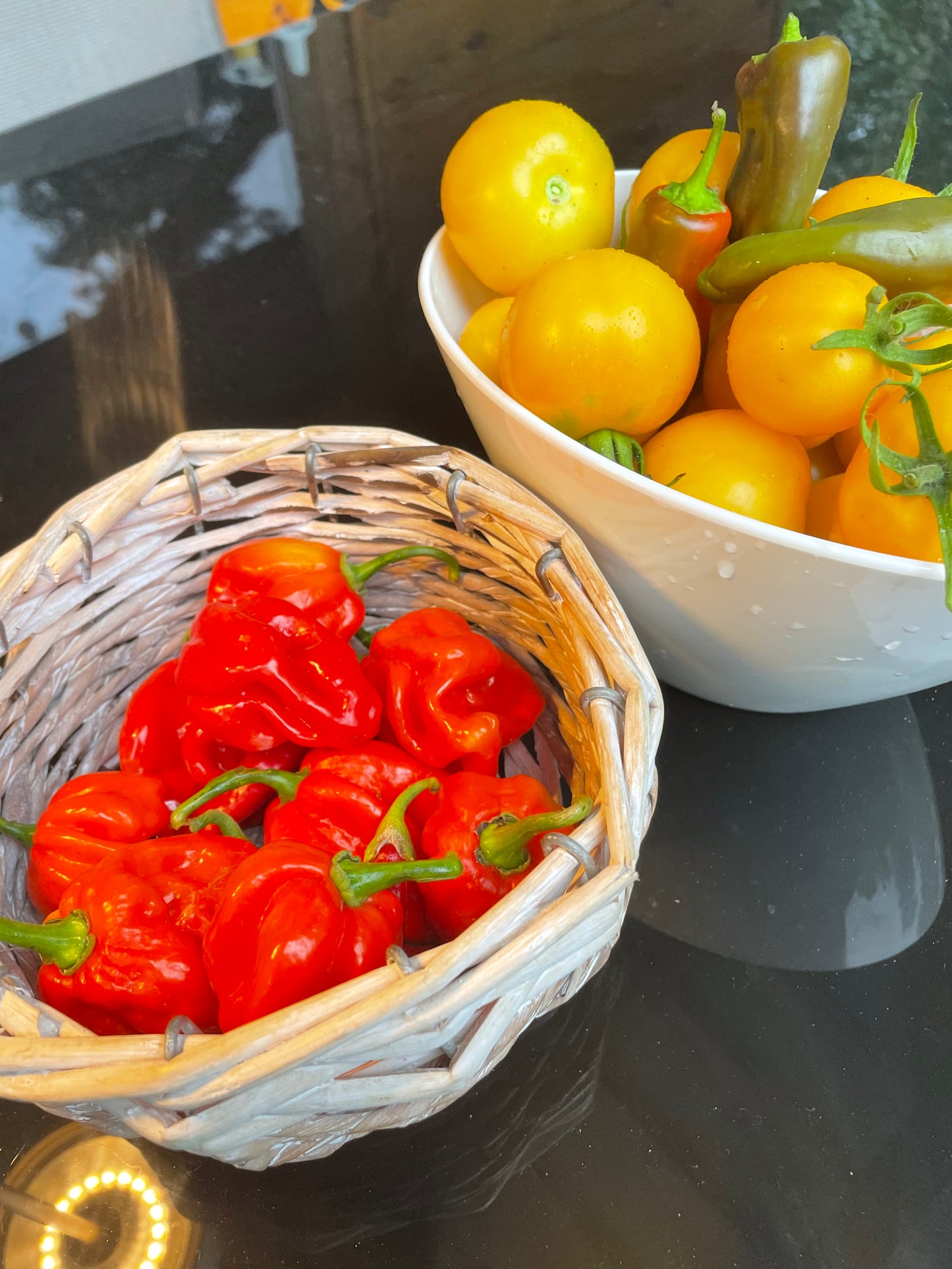 Chillis und gelbe Tomaten