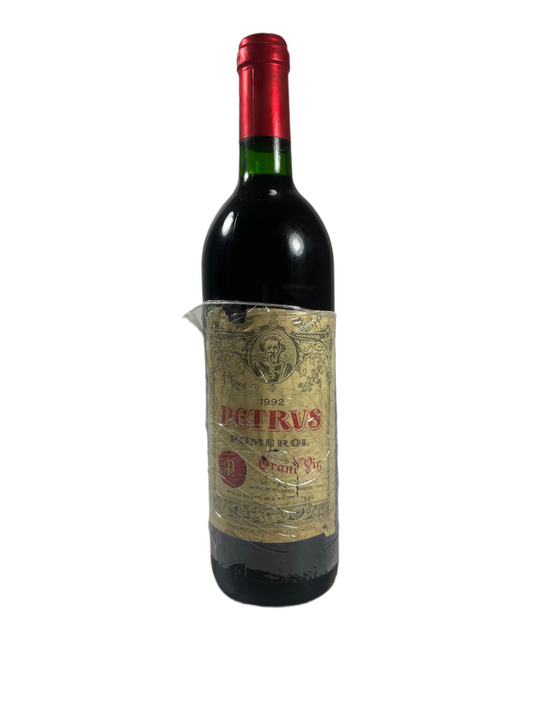 Weinflasche auf weißem Hintergrund Petrus 1992