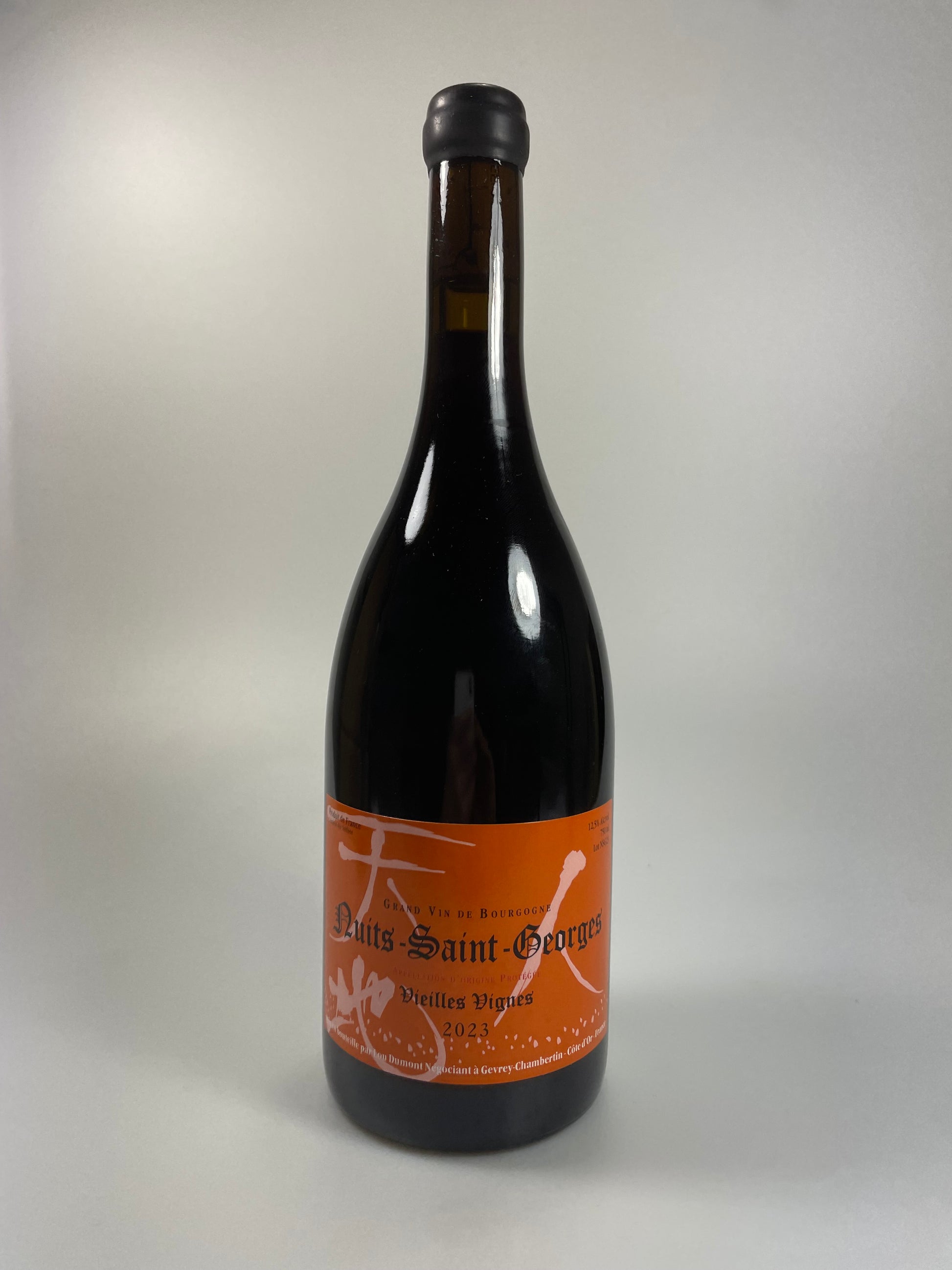 Weinflasche auf weißem Hintergrund Nuits Saint Georges Vieilles Vignes 2023 Lou Dumont