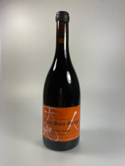 Weinflasche auf weißem Hintergrund Nuits Saint Georges Vieilles Vignes 2023 Lou Dumont