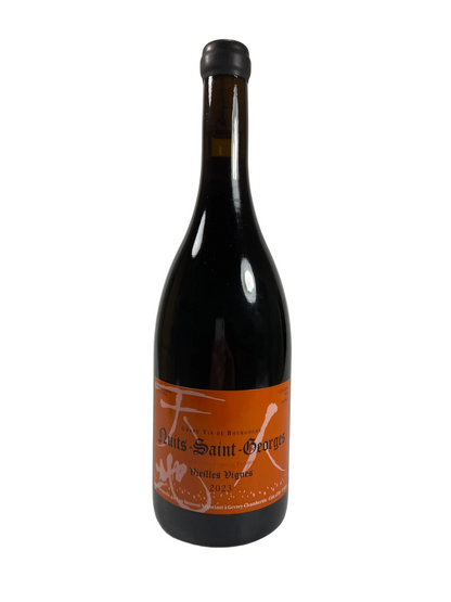 Weinflasche auf weißem Hintergrund Nuits Saint Georges Vieilles Vignes 2023 Lou Dumont