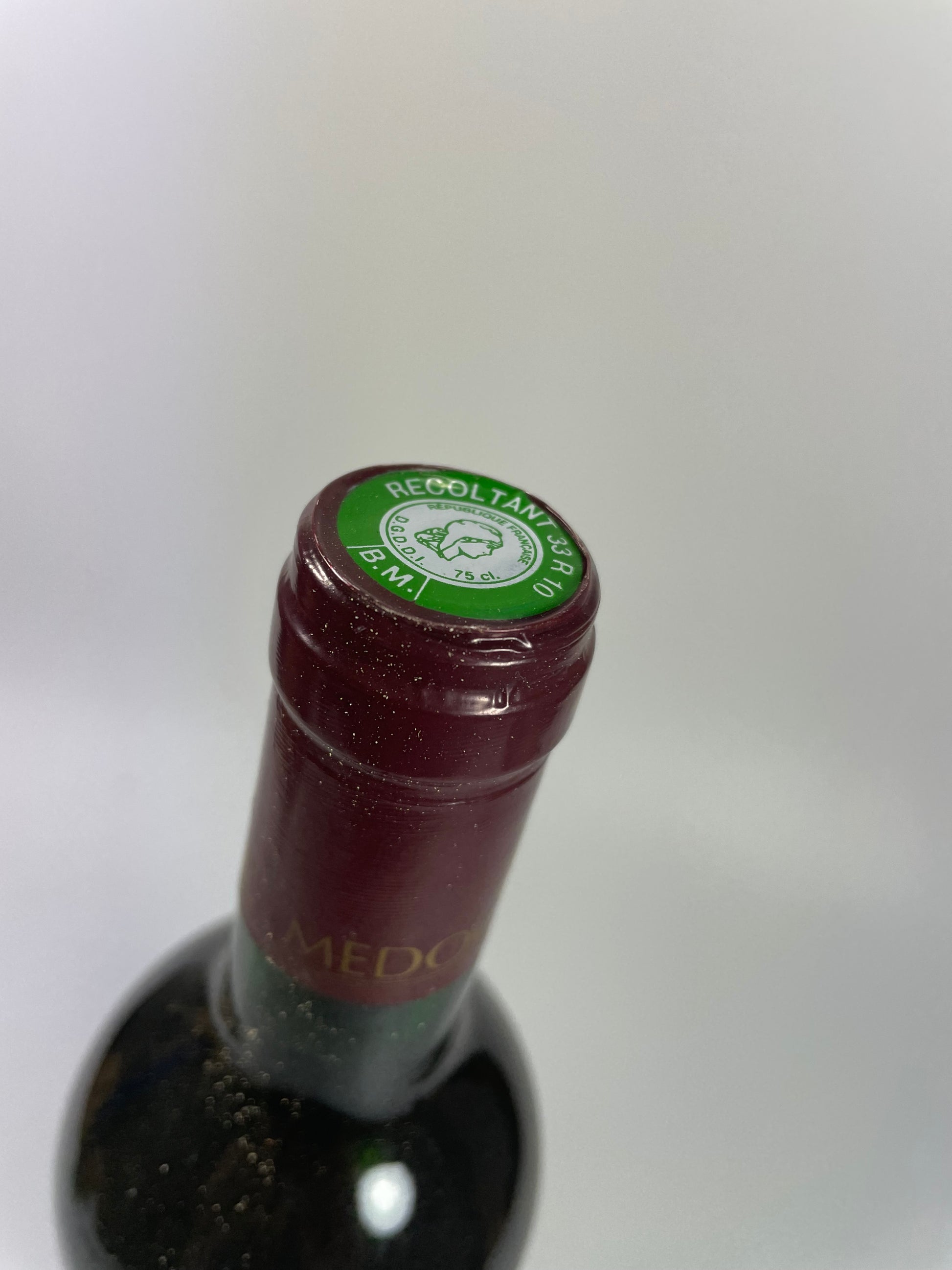 Kapsel von Weinflasche Hourtin Ducasse 1990