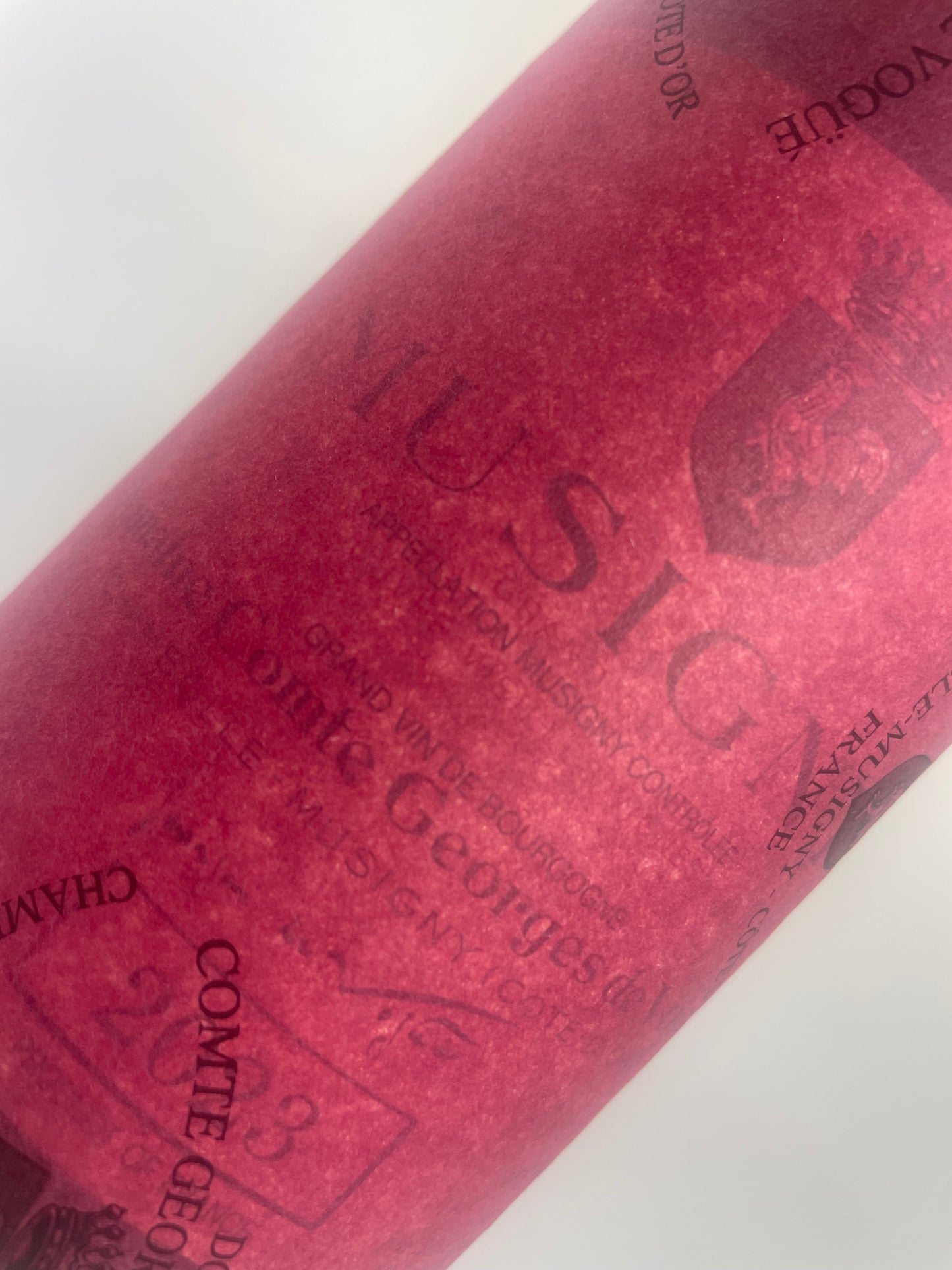 Etikette in Seidenpapier rot