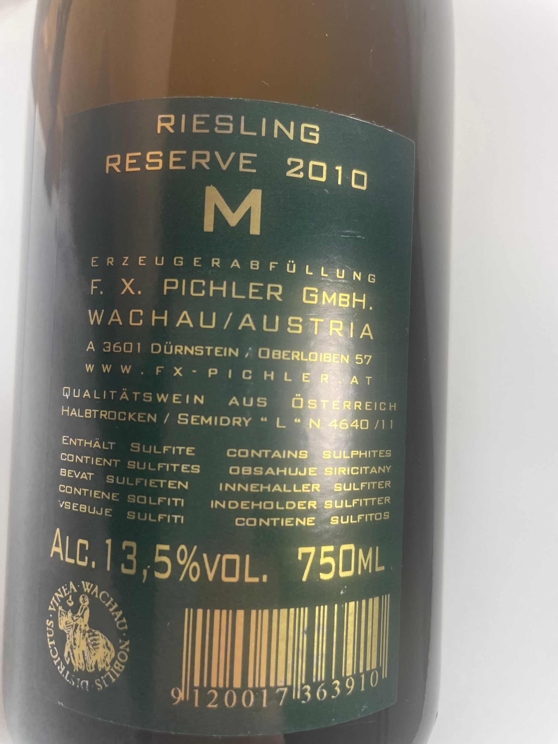 Rücketikett grün mit goldener Schrift Hintergrund FX Pichler Riesling reserve M