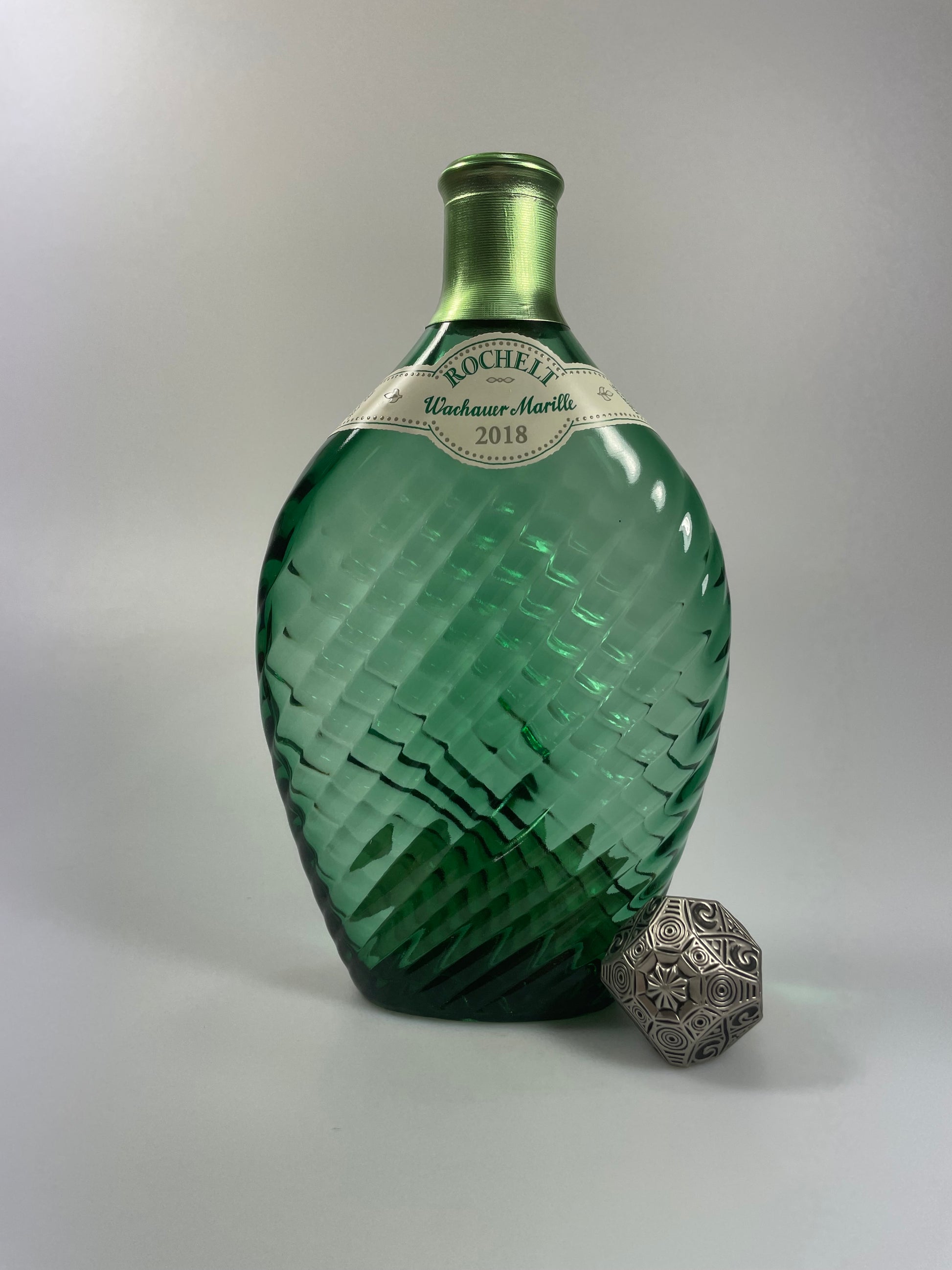 grüne Zangenflasche Wachauer Marille Rochelt mit Ausschenker am Flaschenboden