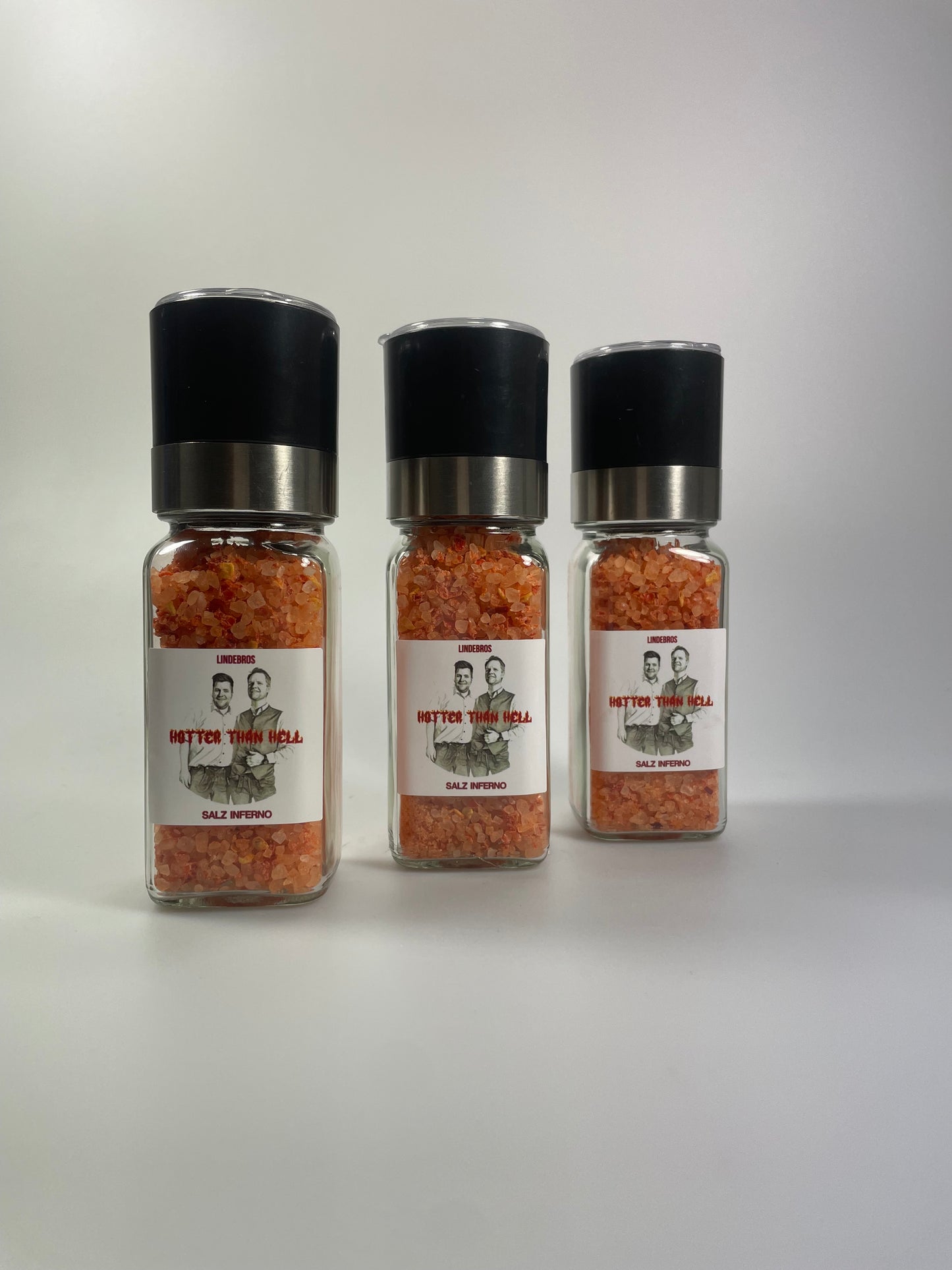 Gewürzmühlen mit rosafarbenem Chillisalz