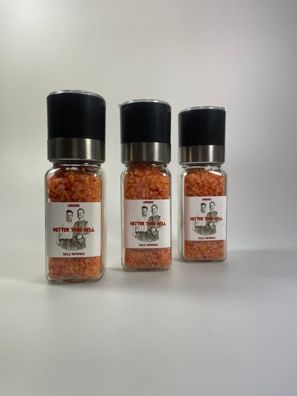Gewürzmühlen mit rosafarbenem Chillisalz