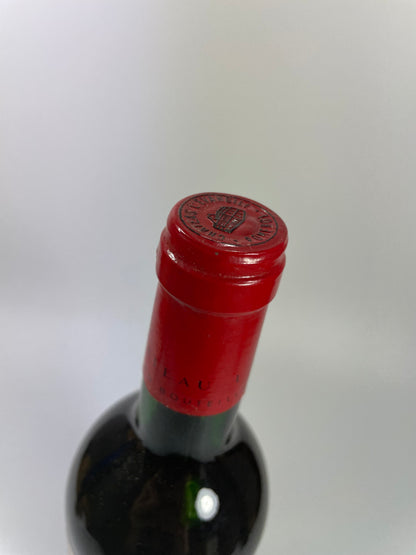 rote Kapsel von Bordeauxflasche Wein