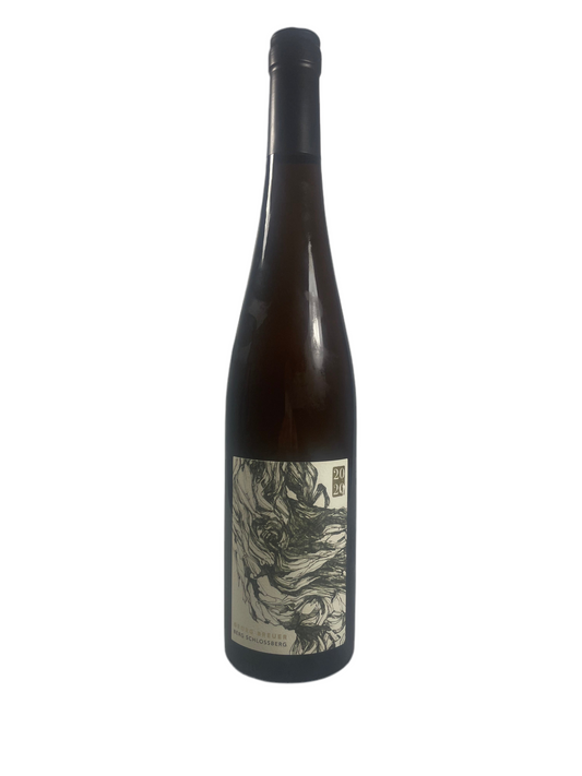 Flasche Riesling 2020 aus dem Rüdesheimer Berg Schlossberg mit elegantem weißen Etikett, schwarzem Schriftzug und Goldelementen