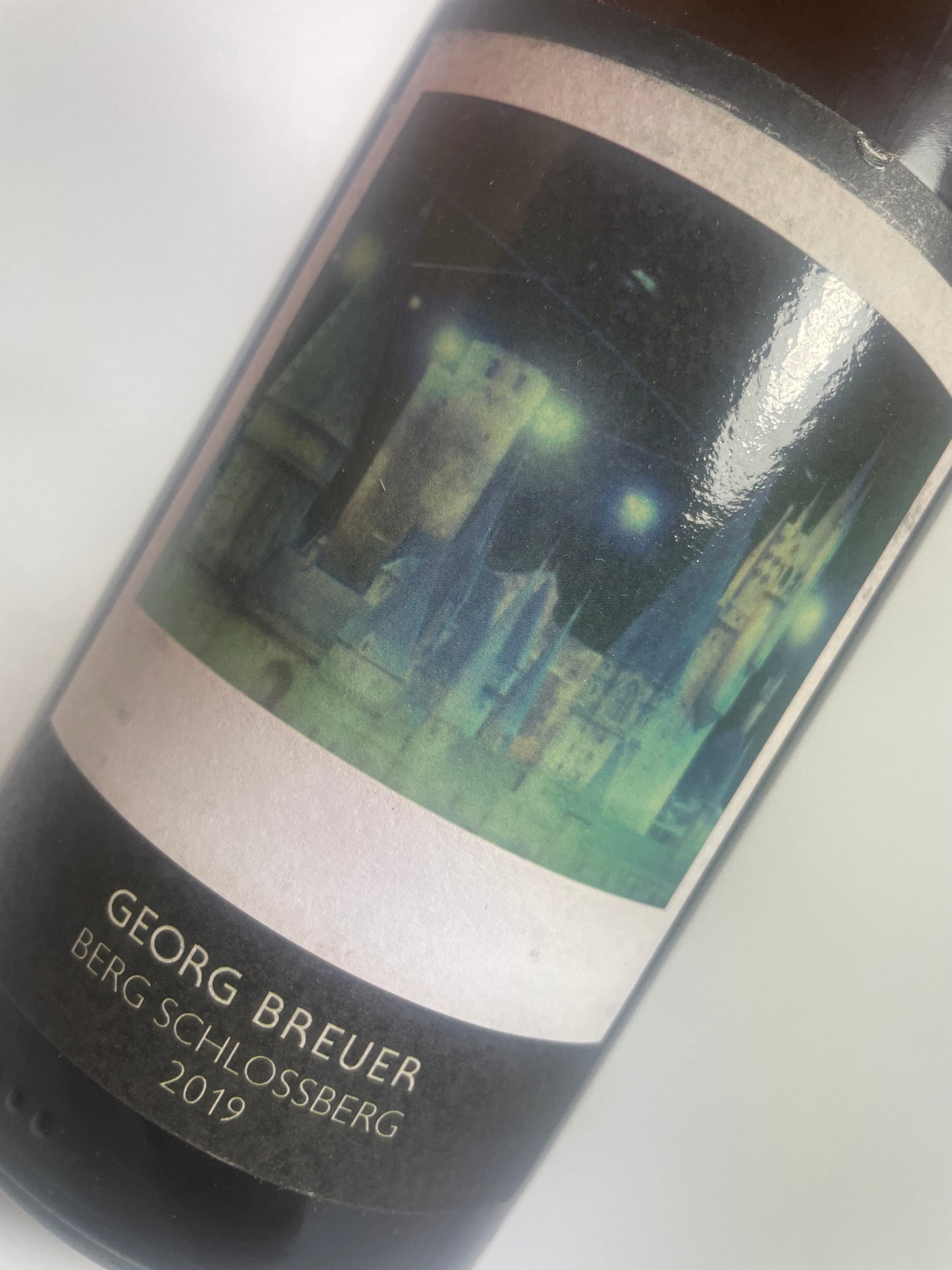 Nahaufnahme Etikett Schlossberg Georg Breuer 2019 zeigt Foto des Schlosses bei Nacht 