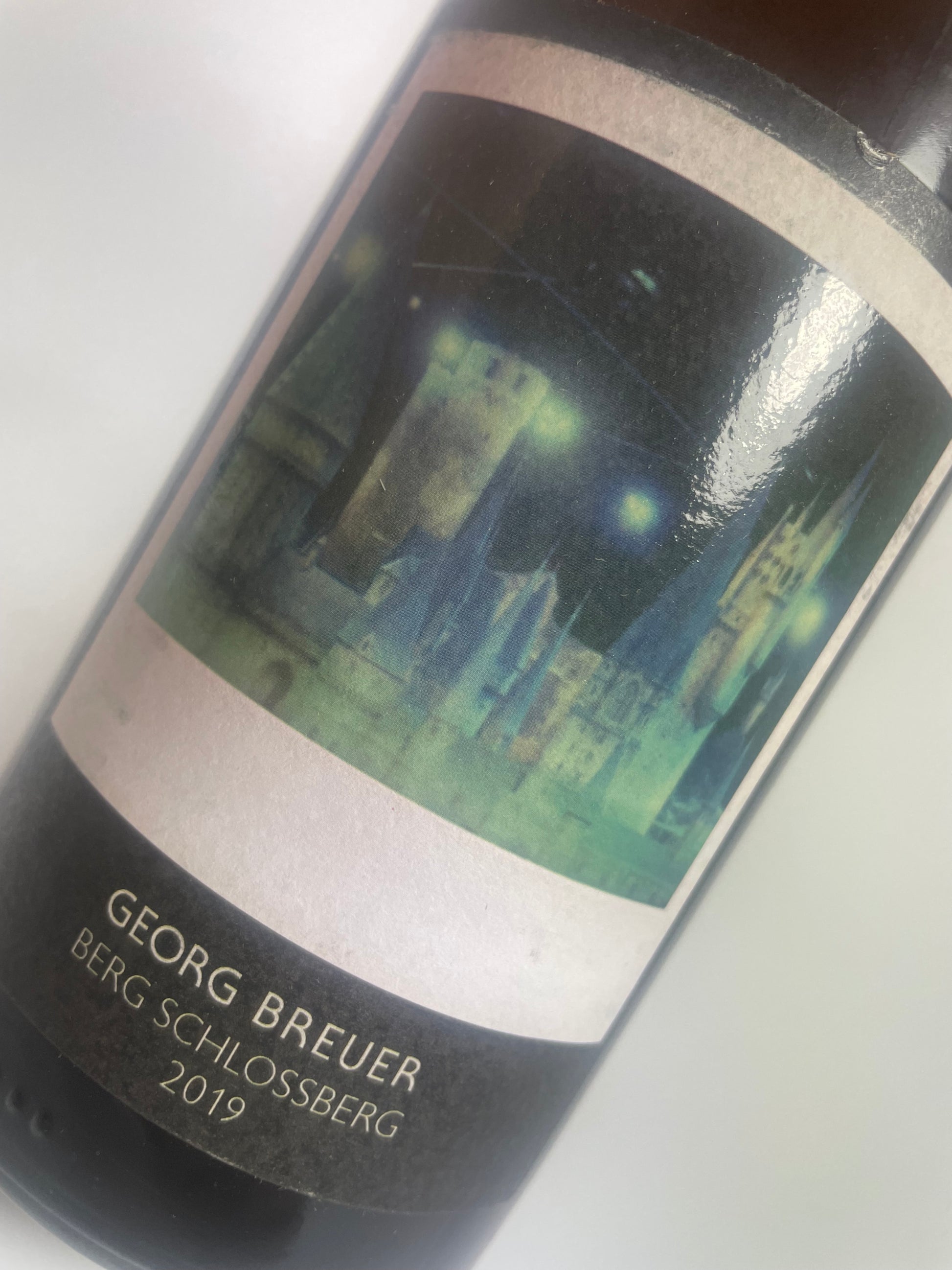 Nahaufnahme Etikett Schlossberg Georg Breuer 2019 zeigt Foto des Schlosses bei Nacht 