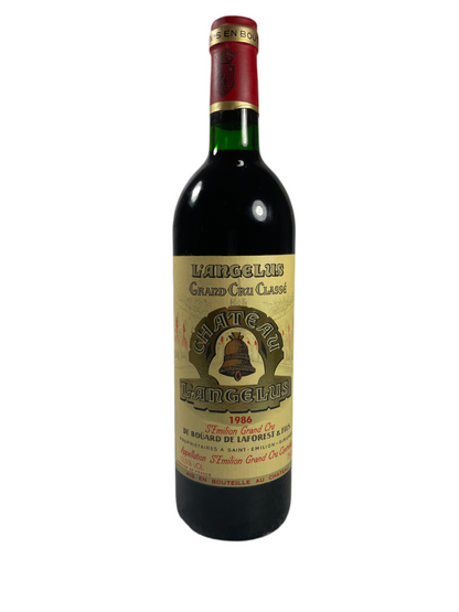 Weinflasche auf weißem Hintergrund Chateau Angelus 1986