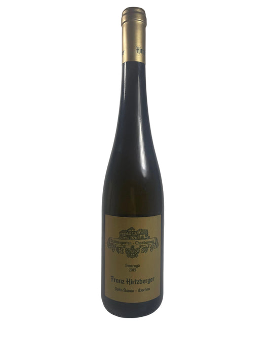 Weinflasche auf weißem Hintergrund Schlossgarten Chardonnay Smaragd 2015 Hirtzberger