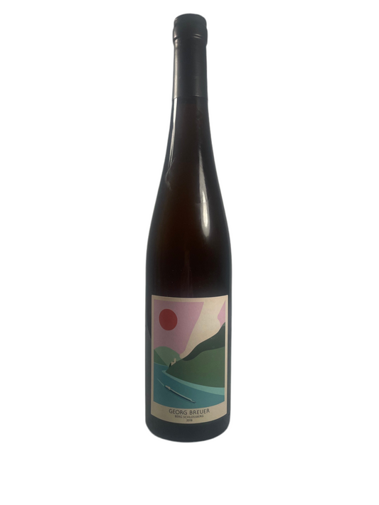 Ganzkörperaufnahme der Flasche Georg Breuer Schlossberg Riesling 2018. Künstleretikett mit Schlossberg Rhein und Sonne