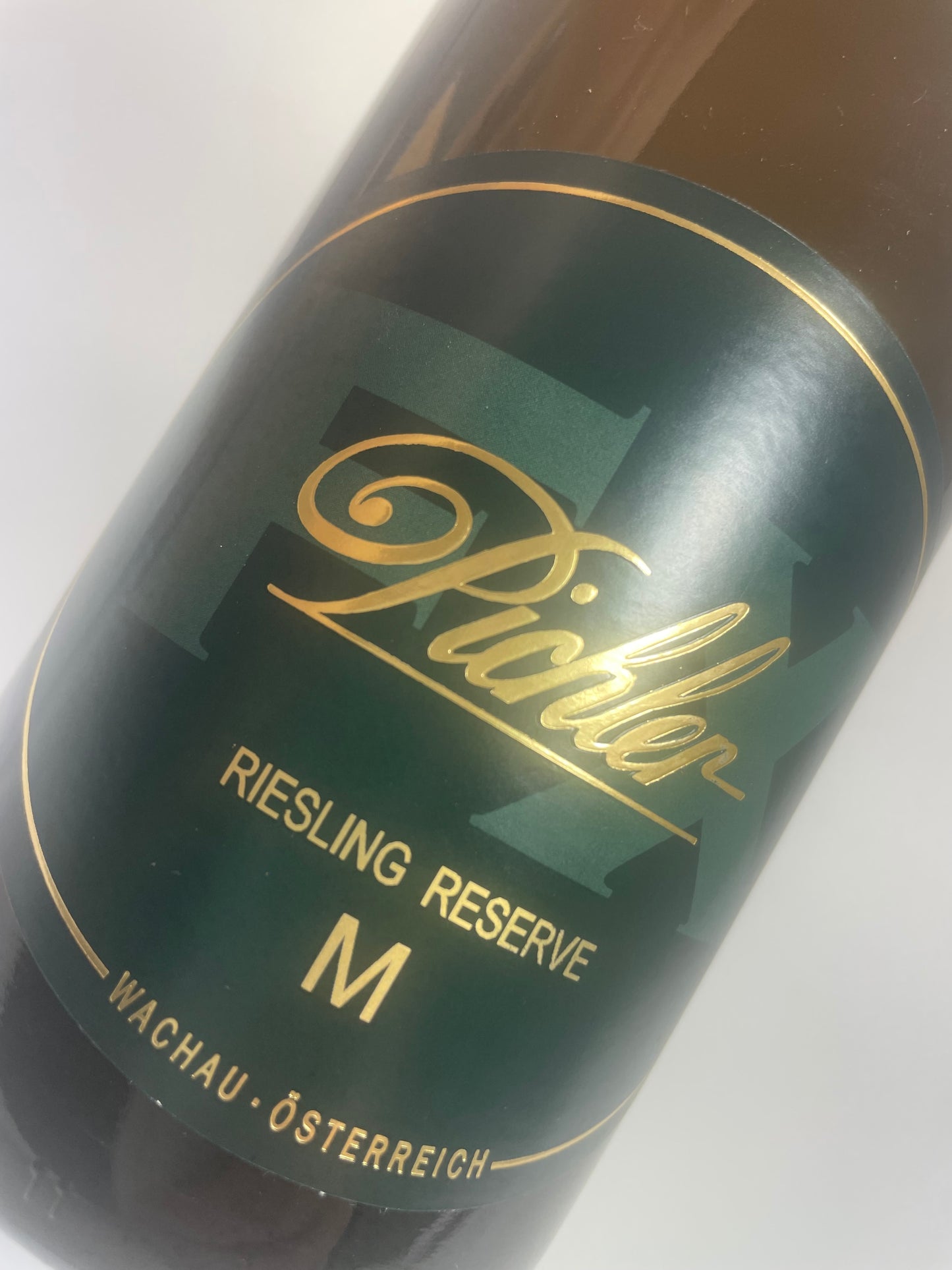 Weinflasche auf Weißem Hintergrund FX Pichler Riesling reserve M