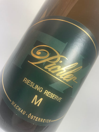 Weinflasche auf Weißem Hintergrund FX Pichler Riesling reserve M